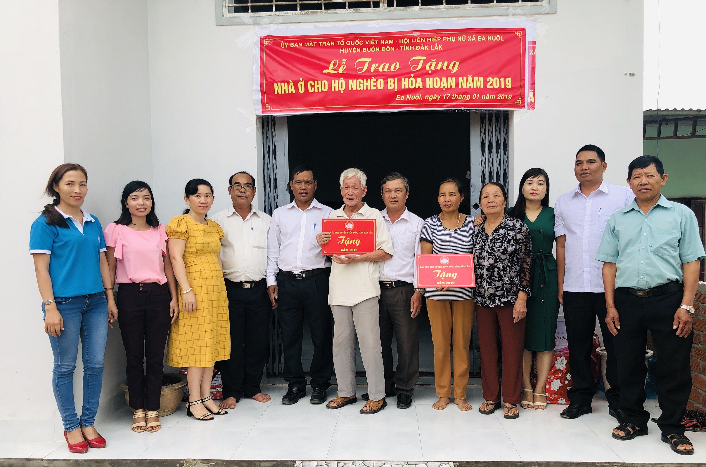 Lễ trao nhà ở cho hộ nghèo bị hỏa hoạn do sét đánh năm 2018 trên địa bàn xã Ea Nuôl (03/02/2019; 19:09)