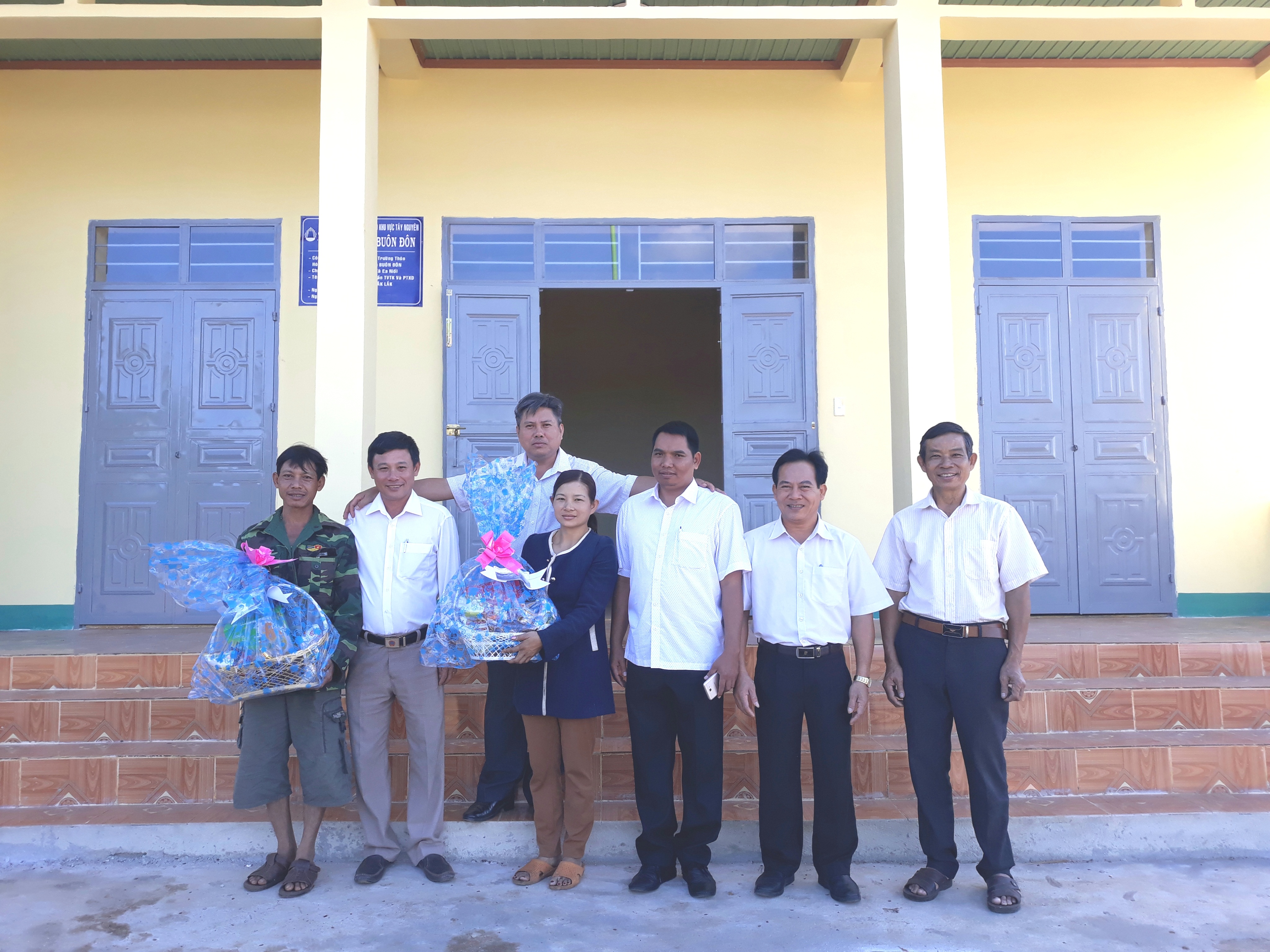 Lãnh đạo xã Ea Nuôl thăm chúc tết các hộ gia đình khó khăn nhân dịp tết Nguyên đán Kỷ Hợi 2019 (04/02/2019: 20:30)