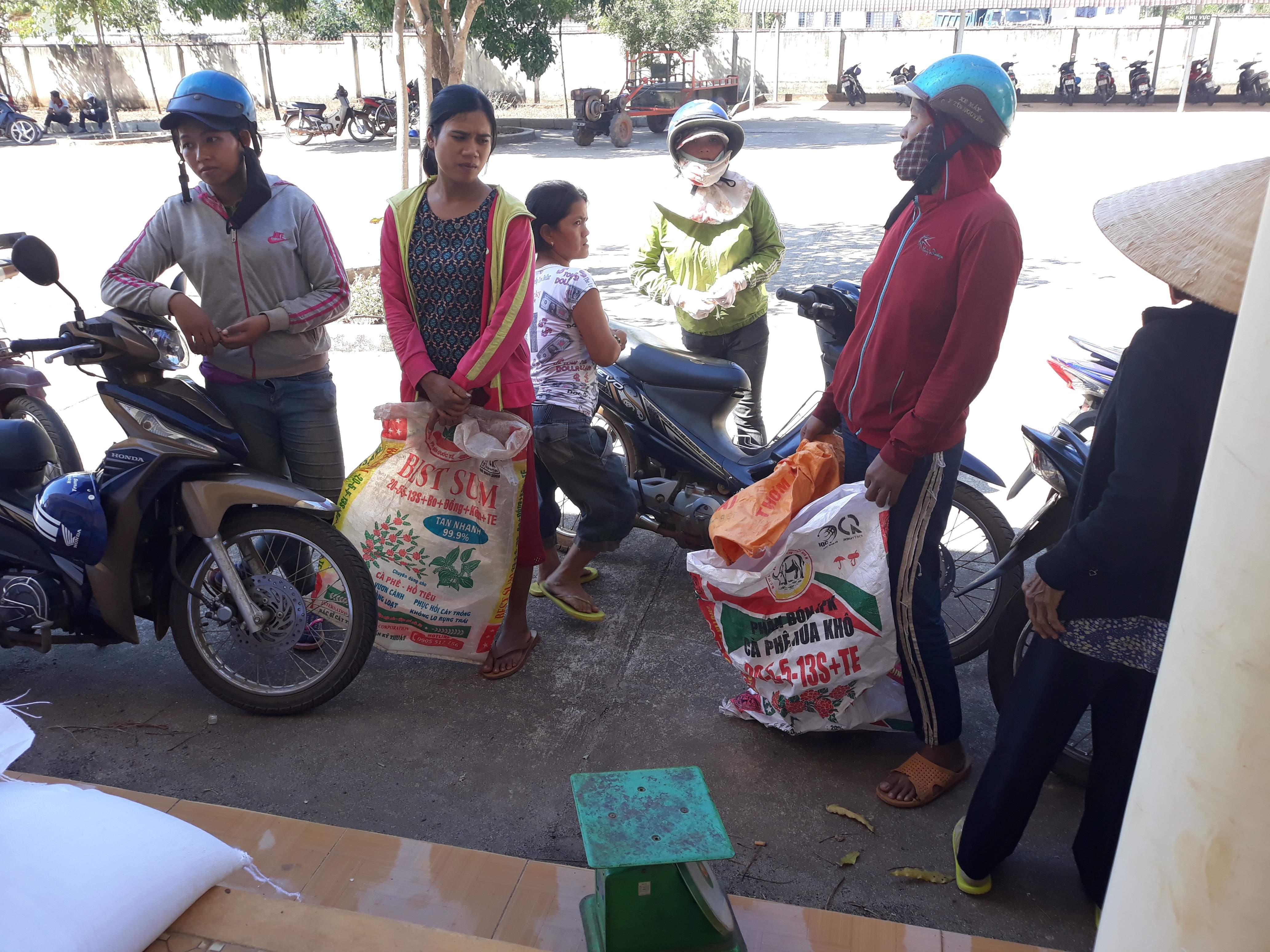 Trợ cấp gạo cứu đói cho hộ nghèo trong dịp Tết Nguyên đán Kỷ Hợi năm 2019 (04/02/2019; 20:25)