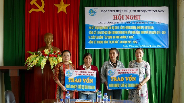 Hội LHPN huyện Buôn Đôn trao vốn khởi nghiệp cho phụ nữ nghèo