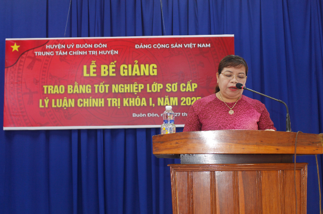Huyện Buôn Đôn: Bế giảng lớp Sơ cấp lý luận chính trị khóa I năm 2025