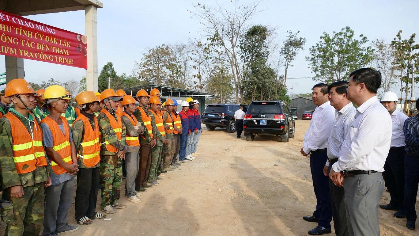 Đồng chí Lương Nguyễn Minh Triết - Ủy viên Ban chấp hành Trung ương Đảng, Bí thư Tỉnh ủy Đắk Lắk đến thăm, chúc tết công nhân ra quân đầu xuân tại Trường Phổ thông nội trú liên cấp tiểu học và THCS tại xã Buôn Đôn