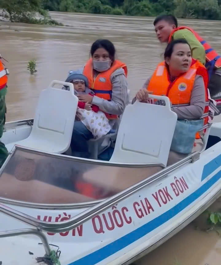 LỰC LƯỢNG KIỂM LÂM VÀ BỘ ĐỘI BIÊN PHÒNG ĐƯA BÉ 5 THÁNG TUỔI VƯỢT LŨ ĐI CẤP CỨU.