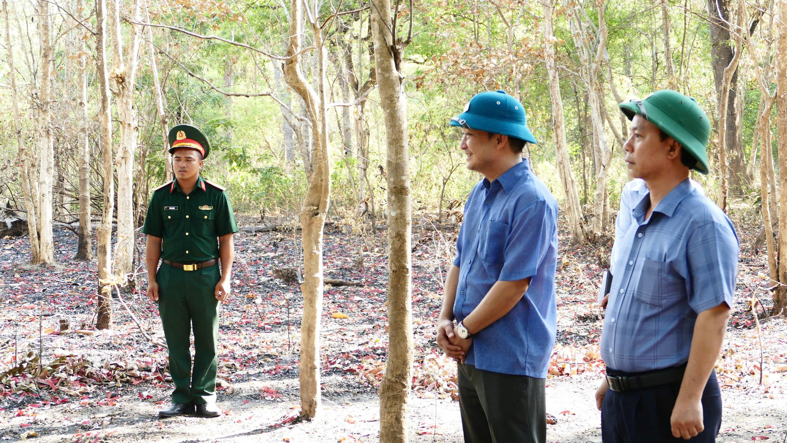Lãnh đạo xã Buôn Đôn thăm, tặng quà, động viên cán bộ, chiến sĩ và dân quân năm thứ nhất tham gia huấn luyện